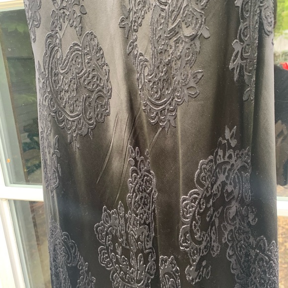 Simple lace black dress - Picture 3 of 5